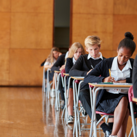 Étudiant en train de réviser